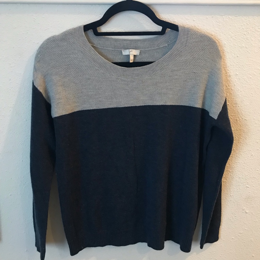Gray and navy pullover sweater